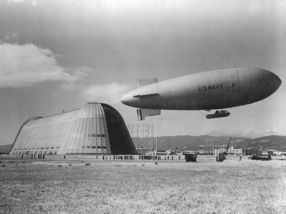 Moffett Airfield Hangar One with J-4 airship (small).jpg