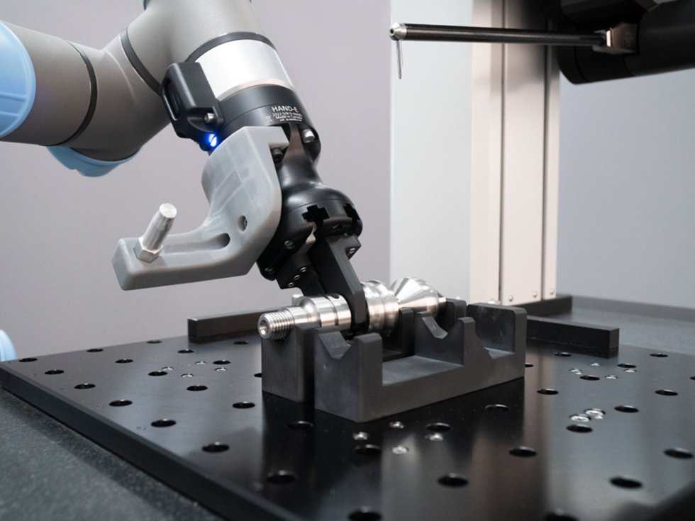 The Mahr's robot places the component on the workpiece holder of the MarSurf device