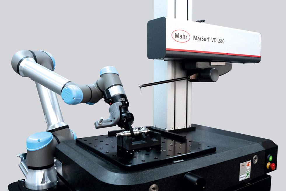 Automation solution from Mahr: In the new development of Mahr Engineered Solutions, a robot loads the measuring station without a service.